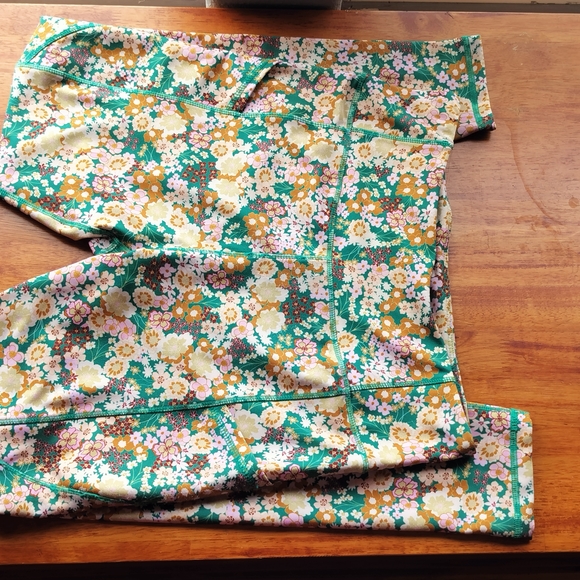 Floral Print Ebb & Flow Women's Leggings - Picture 6 of 10